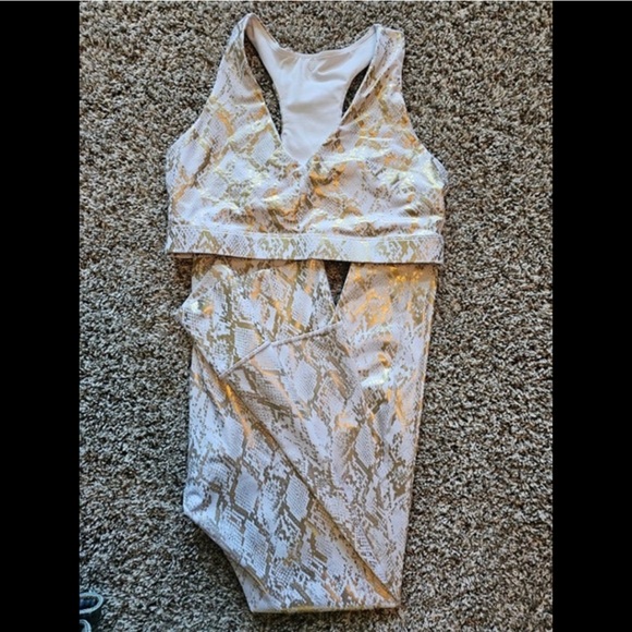 NWOT White and gold Snake Print Fabletics Set - Size Large - Picture 1 of 3
